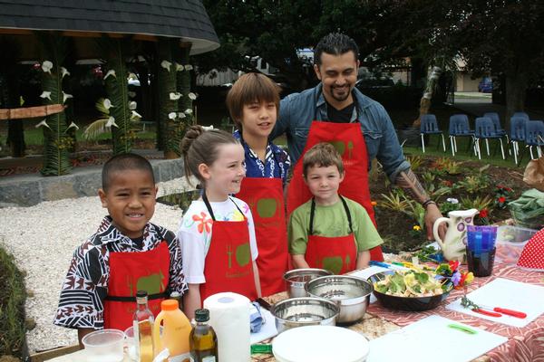 Chef Michael Meredith and Owairaka school students.